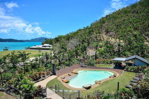 Frangipani Lodge 002, Beachfront Apartment on Hamilton Island