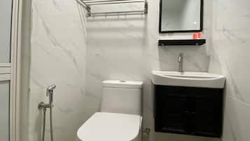 Deluxe Twin Room | Bilik Mandi | Pancuran mandi, bidet, tuala disediakan