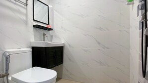 Ein Badezimmer mit Toilette, Waschbecken und Spiegel.