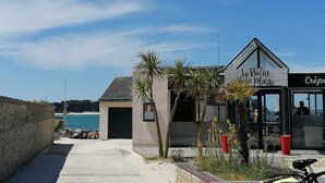 A coastal building with a sign reading "Le Bilig Le Plage". - Nice renovated apartment at the beach, thalasso (Roscoff)