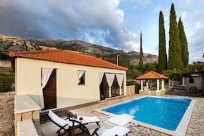 House (Holiday Home with Swimming Pool) | Bahagian luar