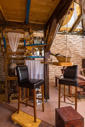 Maison (Holiday Home with Swimming Pool) | Salle de séjour | Téléviseur de 25 po avec télévision numérique