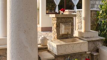 Nhà (Holiday Home with Swimming Pool) | Hiên