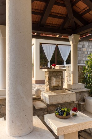 Nhà (Holiday Home with Swimming Pool) | Hiên