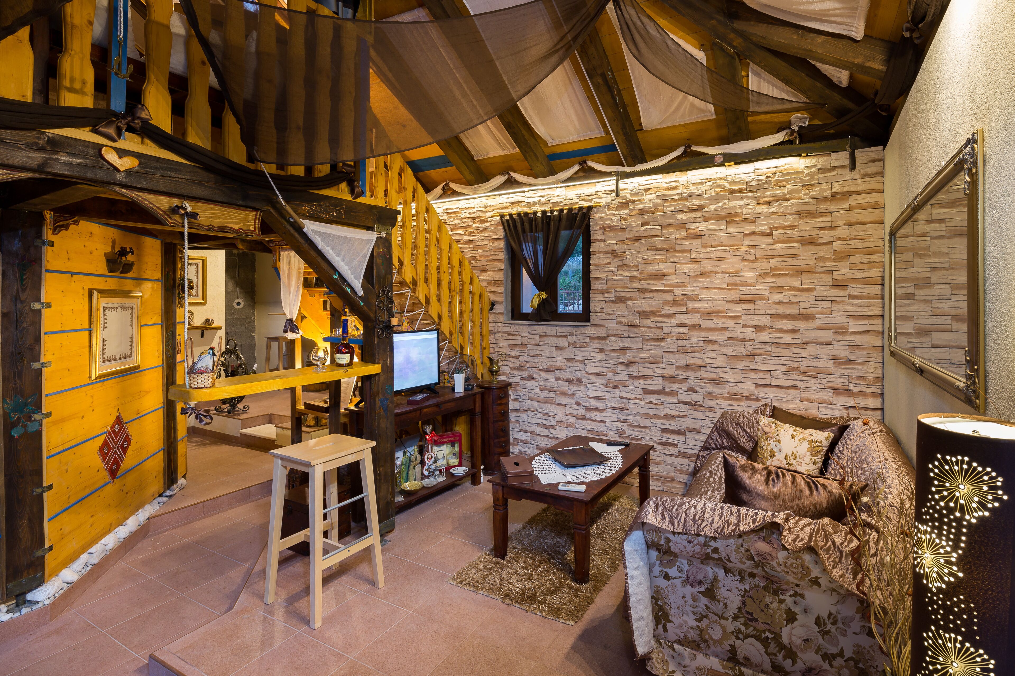 Nhà (Holiday Home with Swimming Pool) | Phòng khách | TV 25-inch có truyền hình kỹ thuật số 