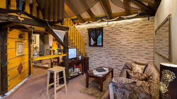 Nhà (Holiday Home with Swimming Pool) | Phòng khách | TV 25-inch có truyền hình kỹ thuật số