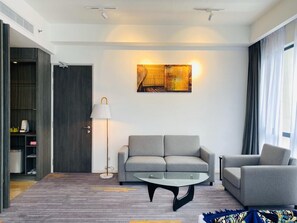 Executive Premier Suite - Leisure Only | Oppholdsområde | En 32-tommers LCD-TV med kabel-kanaler samt TV