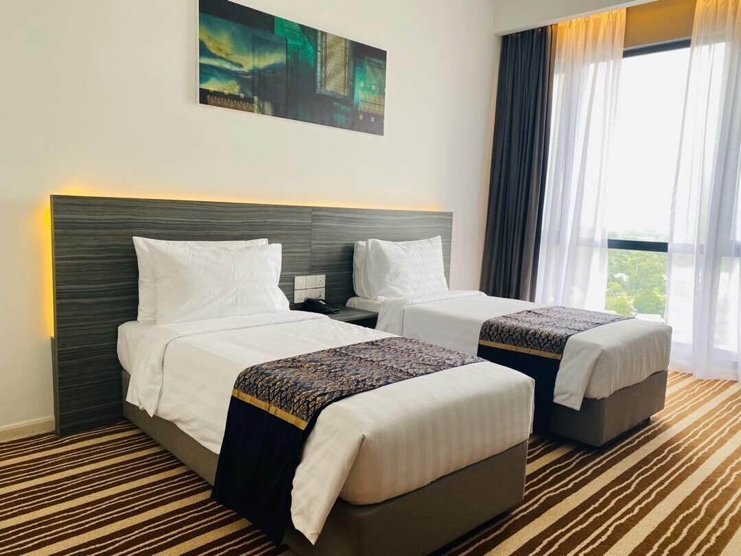 Minibar (inkludert), safe på rommet og skrivebord