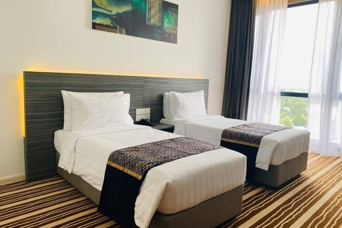 Minibar (inkludert), safe på rommet og skrivebord