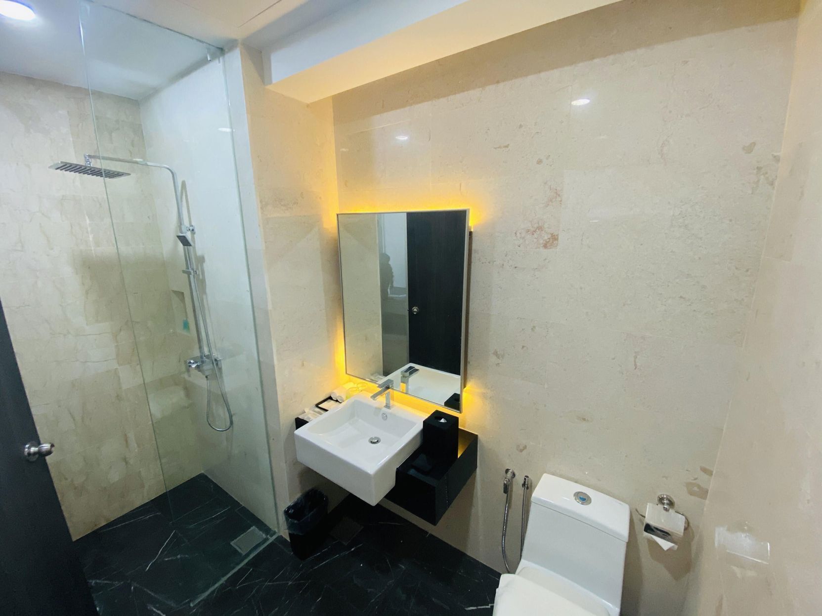 Bad | Dusj, regndusjhode, toalettartikler (inkludert) og hårføner