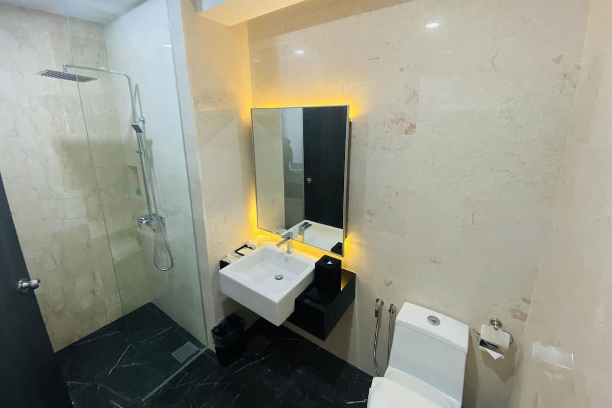 Bad | Dusj, regndusjhode, toalettartikler (inkludert) og hårføner