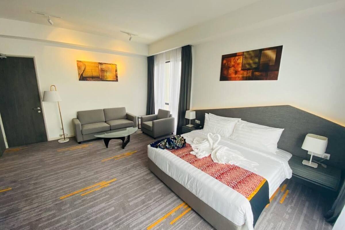 Minibar (inkludert), safe på rommet og skrivebord