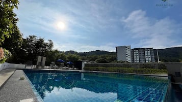 3 hồ bơi ngoài trời