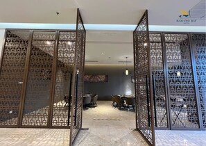 يتم تقديم الإفطار والغداء والعشاء 