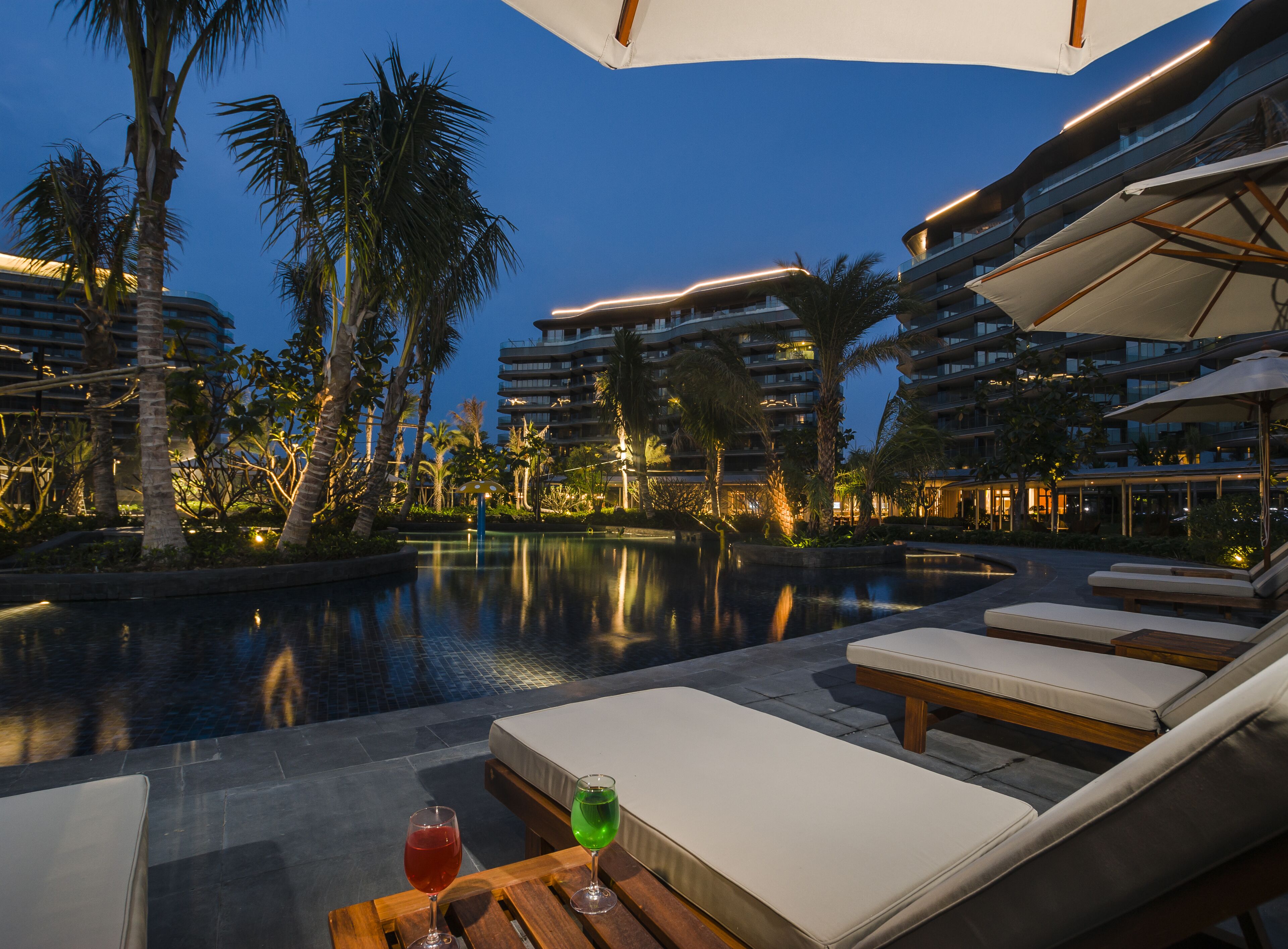 Hồ bơi ngoài trời phục vụ theo mùa 