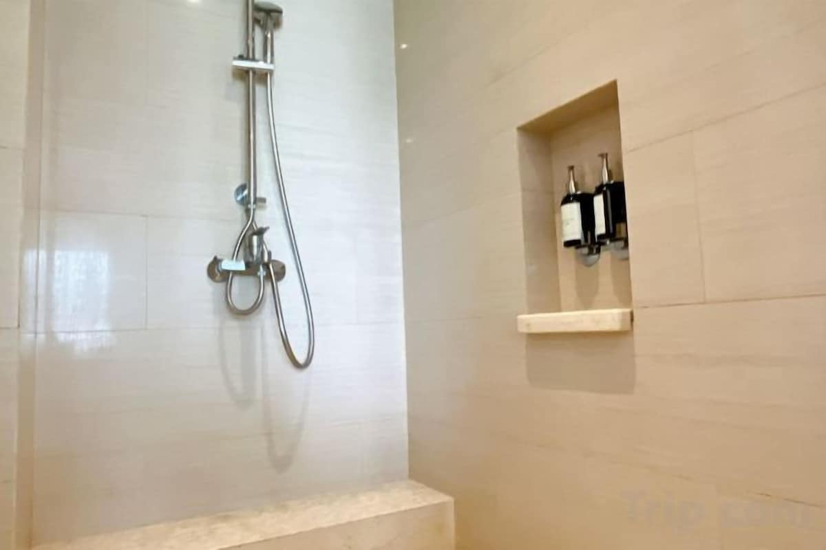 Baignoire et douche séparées, articles de toilette gratuits