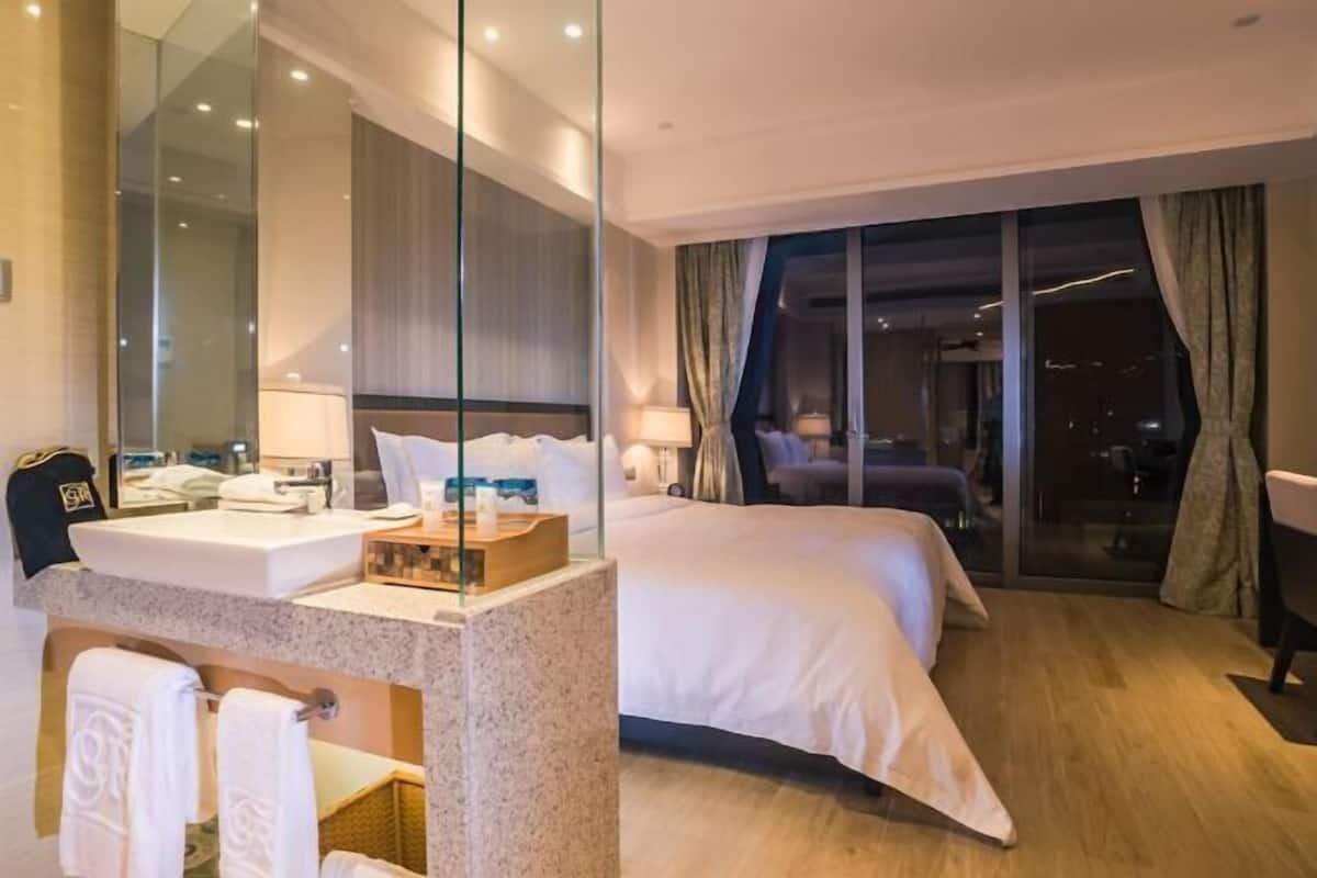 Blackout drapes, iron/ironing board, free WiFi, bed sheets