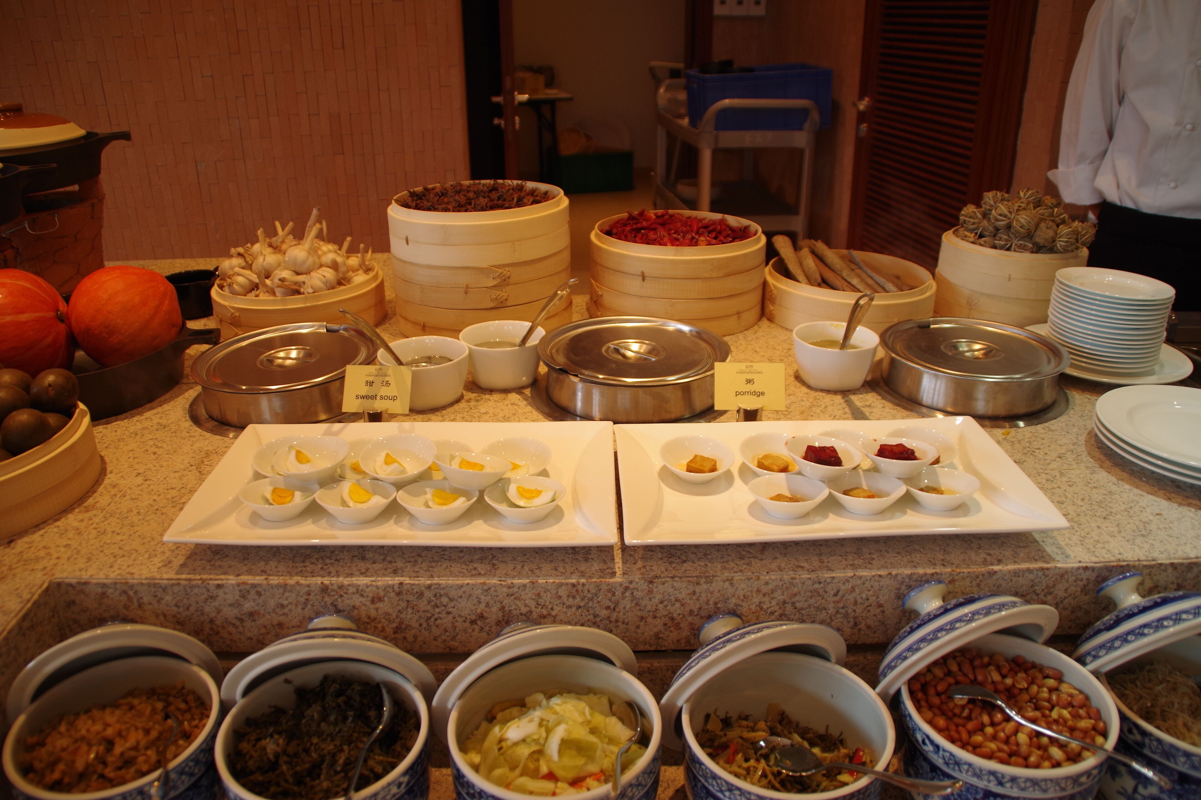 Un buffet proposant une variété de plats et de récipients.