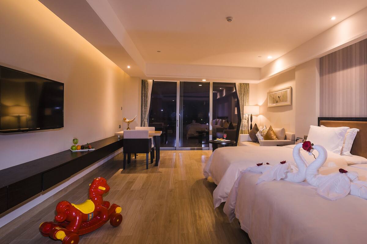 Sea view Parent child Room | Blackout drapes, iron/ironing board, free WiFi, bed sheets