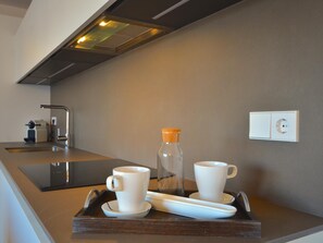 Jääkaappi, mikroaaltouuni, uuni, astianpesukone