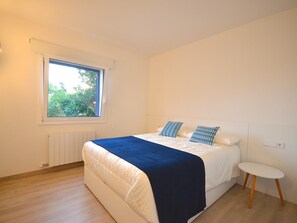1 chambre, fer et planche à repasser, accès Internet