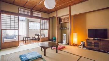 Private Vacation Home | Living room | Flat-screen TV, DVD player