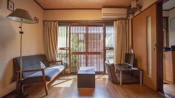 Private Vacation Home | Living room | Flat-screen TV, DVD player