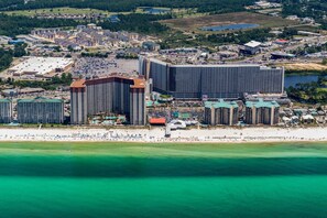 Un complexe hôtelier situé sur la côte, composé de plusieurs immeubles de grande hauteur, d’une plage et d’un port de plaisance.