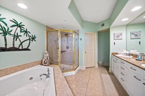 Combined shower/bathtub, jetted bath, hair dryer, towels