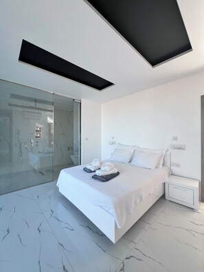 4 bedrooms, in-room safe, iron/ironing board, free WiFi