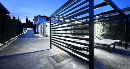 Olivujoj Villajoj -Deluxe Villa with Detached Pool House in the Athenian Riviera