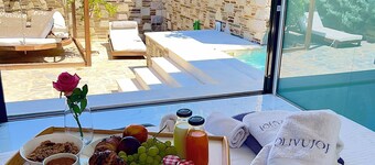 Olivujoj Villajoj -Deluxe Villa with Detached Pool House in the Athenian Riviera
