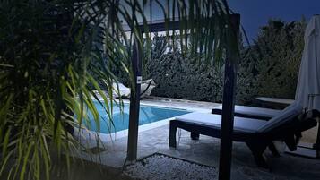 室外游泳池,日光浴躺椅