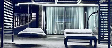 Außenpool, Liegestühle