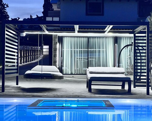 Olivujoj Villajoj -Deluxe Villa with Detached Pool House in the Athenian Riviera