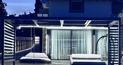 Olivujoj Villajoj -Deluxe Villa with Detached Pool House in the Athenian Riviera