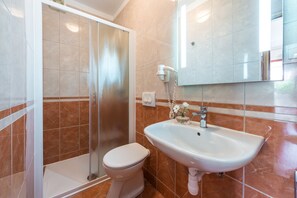 Dusj, hårføner og håndklær