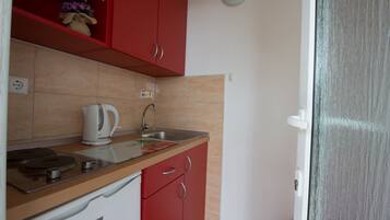 Lemari es, pembuat waffle, dan peralatan masak/sendok-piring