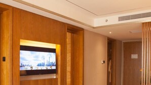 行政大床房 | 办公桌、遮光窗帘、熨斗/熨板、免费 WiFi