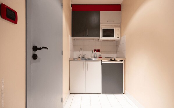 ثلاجة، ميكروويف، ماكينة لصنع القهوة/الشاي، محمصة خبز