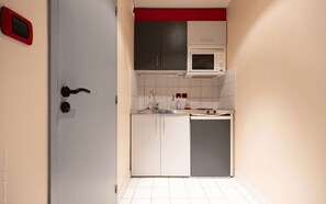 Geladeira, micro-ondas, cafeteira/chaleira, torradeira