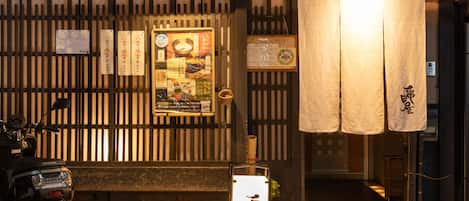 Un ristorante tradizionale giapponese con facciata in legno e porte scorrevoli.