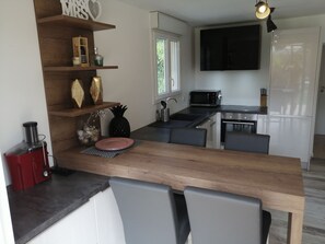 Een koelkast, een microgolfoven, een oven, een kookplaat