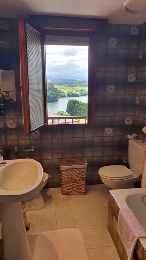 Duschwanne, Haartrockner, Bidet, Handtücher