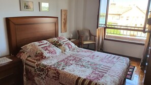 3 habitaciones, tabla de planchar con plancha y cuna de viaje 
