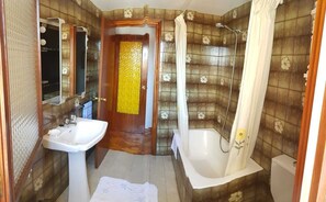 Bañera con ducha, secador de pelo, bidet, toallas