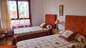 3 habitaciones, tabla de planchar con plancha y cuna de viaje 