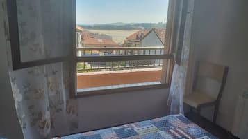 3 quartos, ferros/tábuas de passar roupa, berço de viagem