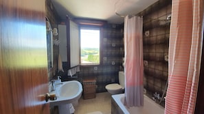 Ensemble baignoire-douche, séchoir à cheveux, bidet, serviettes fournies