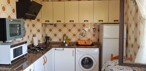 Een koelkast, een magnetron, een oven, een kookplaat